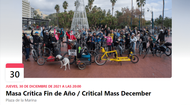 Masa Crítica reivindicando festivamente una ciudad sin malos humos, para usar la bicicleta como medio de transporte principal en la ciudad.